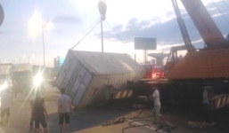 Container rơi giữa xa lộ, nhiều người thoát chết